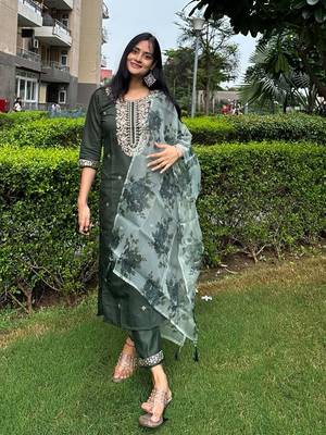 Vredevogel women's viscose rayon embroidered kurta with pant & organza dupatta set 2