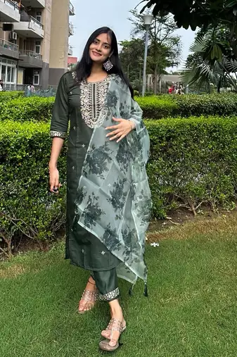 Vredevogel women's viscose rayon embroidered kurta with pant & organza dupatta set