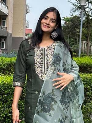 Vredevogel women's viscose rayon embroidered kurta with pant & organza dupatta set 3