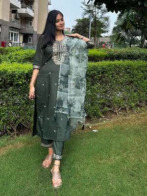 Vredevogel women's viscose rayon embroidered kurta with pant & organza dupatta set 4