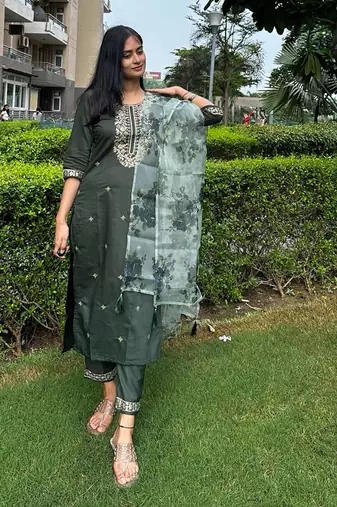 Vredevogel women's viscose rayon embroidered kurta with pant & organza dupatta set