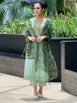 Vredevogel women's viscose rayon embroidered kurta with pant & organza dupatta set 2