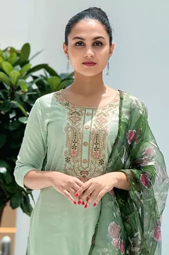 Vredevogel women's viscose rayon embroidered kurta with pant & organza dupatta set
