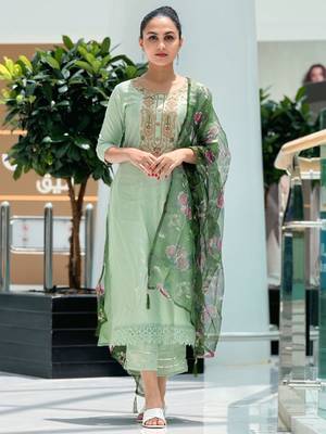 Vredevogel women's viscose rayon embroidered kurta with pant & organza dupatta set 1