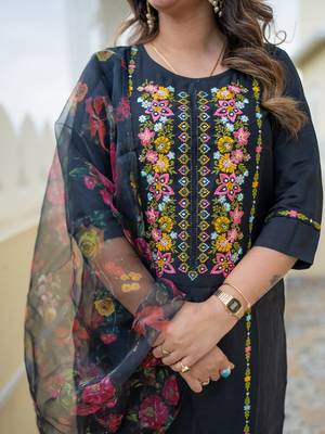 Vredevogel women's viscose rayon embroidered kurta with pant & organza dupatta set 2