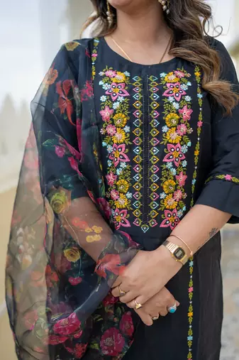 Vredevogel women's viscose rayon embroidered kurta with pant & organza dupatta set