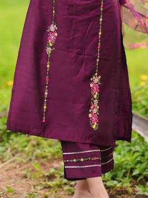 Vredevogel women's viscose rayon embroidered kurta with pant & organza dupatta set 2