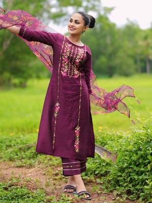 Vredevogel women's viscose rayon embroidered kurta with pant & organza dupatta set 3