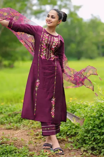 Vredevogel women's viscose rayon embroidered kurta with pant & organza dupatta set