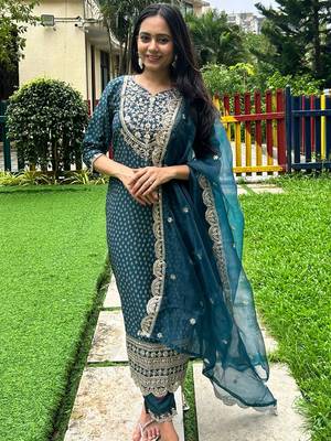 Vredevogel women's muslin print embroidered kurta with silk blend pant & organza dupatta set 2
