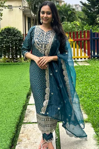 Vredevogel women's muslin print embroidered kurta with silk blend pant & organza dupatta set