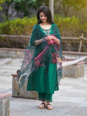 Vredevogel women's cotton silk embroidered kurta with pant & organza dupatta set 1