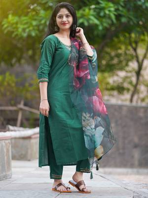 Vredevogel women's cotton silk embroidered kurta with pant & organza dupatta set 4