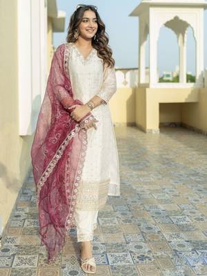 Vredevogel women's chanderi silk embroidered kurta with pant & organza dupatta set 2