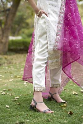 Vredevogel women's chanderi silk embroidered kurta with pant & organza dupatta set 5