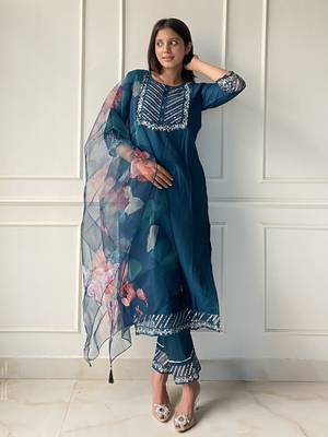 Vredevogel women's cotton silk embroidered kurta with pant & organza dupatta set 2