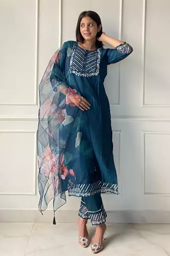 Vredevogel women's cotton silk embroidered kurta with pant & organza dupatta set