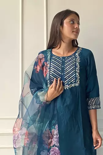 Vredevogel women's cotton silk embroidered kurta with pant & organza dupatta set