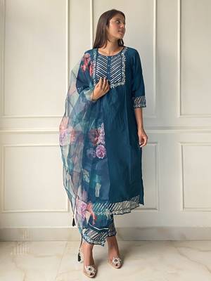 Vredevogel women's cotton silk embroidered kurta with pant & organza dupatta set 4