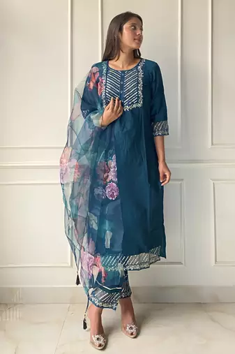 Vredevogel women's cotton silk embroidered kurta with pant & organza dupatta set
