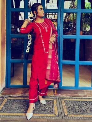 Vredevogel women's viscos roman silk embroidered kurta with pant & organza dupatta set 1