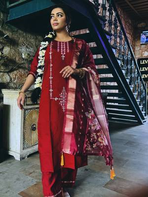 Vredevogel women's viscos roman silk embroidered kurta with pant & organza dupatta set 2