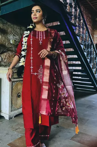 Vredevogel women's viscos roman silk embroidered kurta with pant & organza dupatta set