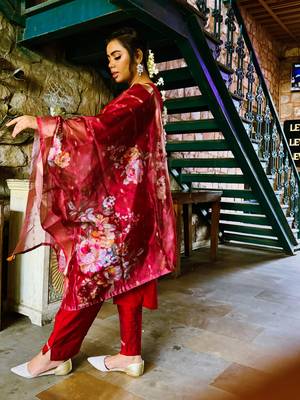 Vredevogel women's viscos roman silk embroidered kurta with pant & organza dupatta set 3