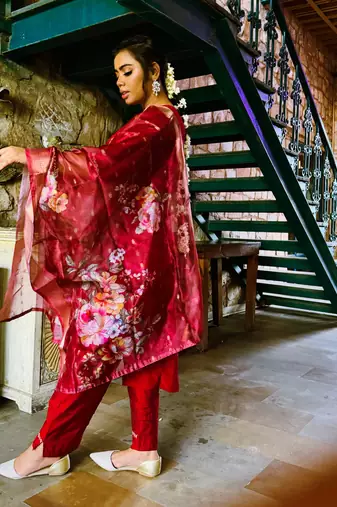 Vredevogel women's viscos roman silk embroidered kurta with pant & organza dupatta set