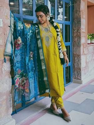 Vredevogel women's viscose rayon embroidered kurta with pant & organza dupatta set 1