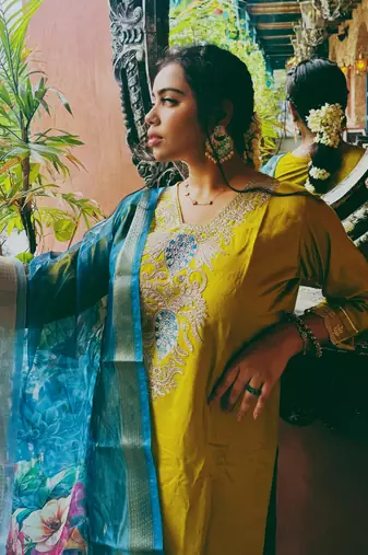Vredevogel women's viscose rayon embroidered kurta with pant & organza dupatta set