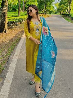 Vredevogel women's viscose rayon embroidered kurta with pant & organza dupatta set 1