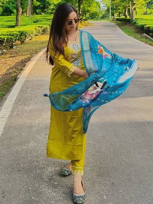 Vredevogel women's viscose rayon embroidered kurta with pant & organza dupatta set 3