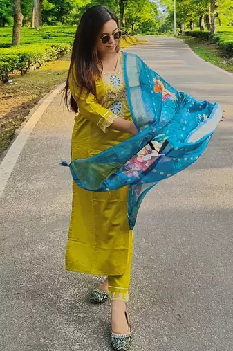 Vredevogel women's viscose rayon embroidered kurta with pant & organza dupatta set