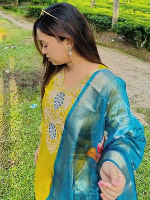 Vredevogel women's viscose rayon embroidered kurta with pant & organza dupatta set 4