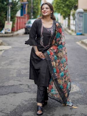 Vredevogel kurta set with dupatta | embroidered viscose roman silk kurta pant set for women 1