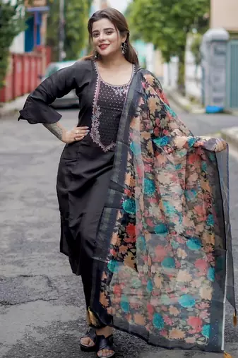 Vredevogel kurta set with dupatta | embroidered viscose roman silk kurta pant set for women