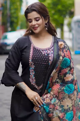 Vredevogel kurta set with dupatta | embroidered viscose roman silk kurta pant set for women