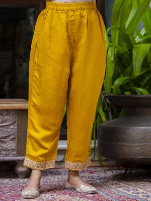 Vredevogel kurta set with dupatta | viscose roman silk embroidered kurta pant set for women 3