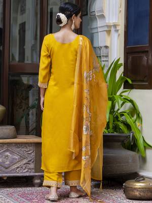 Vredevogel kurta set with dupatta | viscose roman silk embroidered kurta pant set for women 4