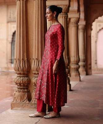 Red printed dupion silk kurta set 2