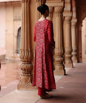 Red printed dupion silk kurta set 3