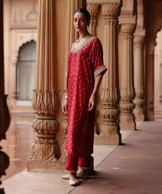 Red printed and hand embroidered dupion silk kurta set 2