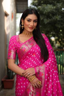 Pink dola silk blend Woven paithani saree with festive bandhej print 3