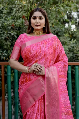 Pink dola silk blend Woven pallu border saree with digital print
