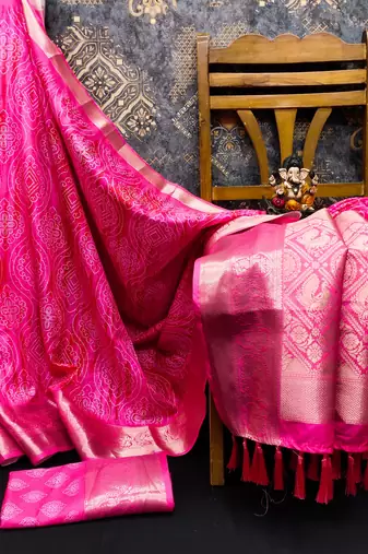 Pink dola silk blend Woven pallu border saree with digital print