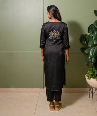 Purple linen satin print flora v neck embroidered back kurta with pant 5