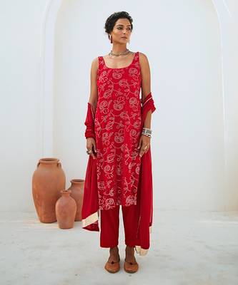 Scarlet red mukaish georgette kurta set with chiffon dupatta 2