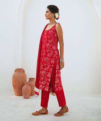 Scarlet red mukaish georgette kurta set with chiffon dupatta 3