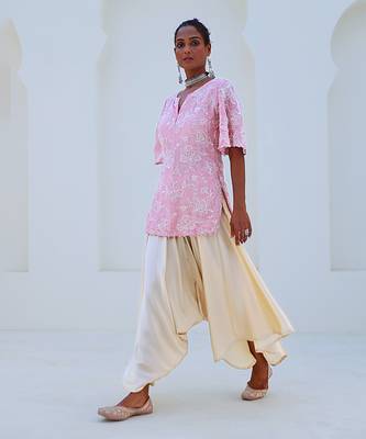 Soft pink embroidered tissue kurta set with organza dupatta 3